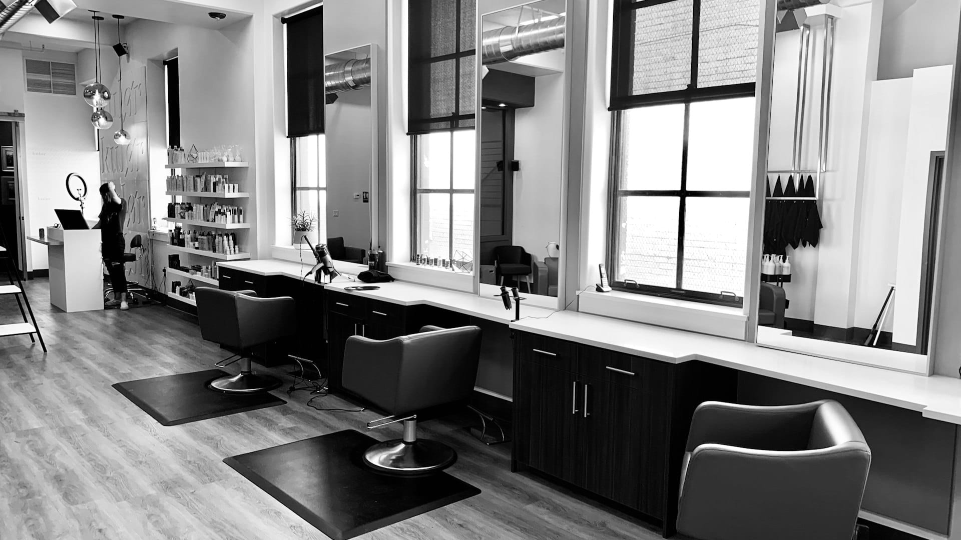 Moderner Friseursalon mit Bedienplätzen und Spiegeln – Friseureinrichtung nach Maß