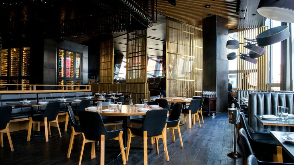 Elegantes Restaurant-Interieur mit Tischen und Theke – Gastronomie-Einrichtung