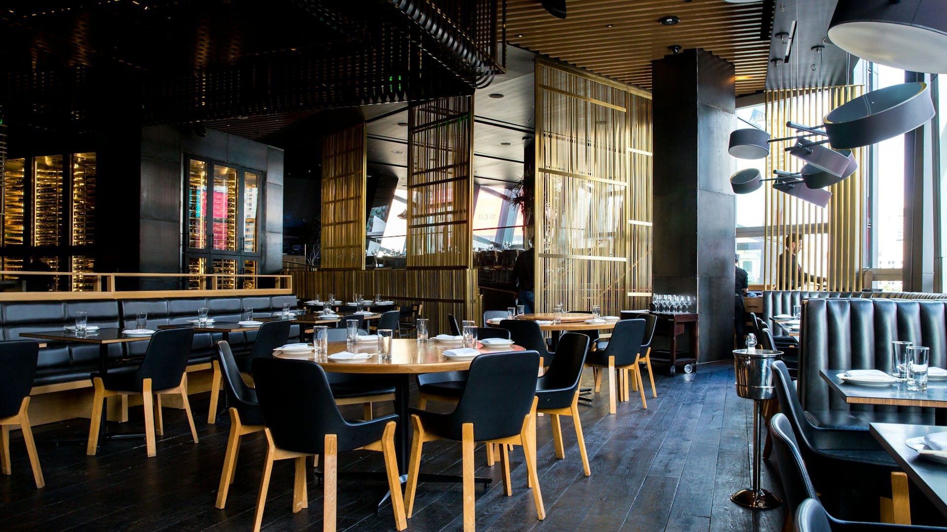 Elegantes Restaurant-Interieur mit Tischen und Theke – Gastronomie-Einrichtung