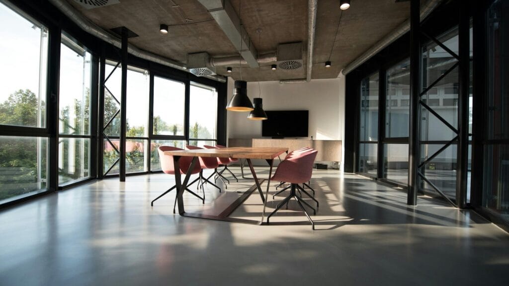 Modernes Büro mit Besprechungstisch – Büro- und Praxiseinrichtung