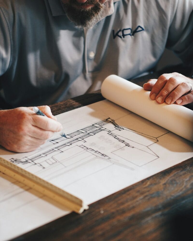 Innenarchitekt zeichnet Grundriss – Planung und Designkonzept
